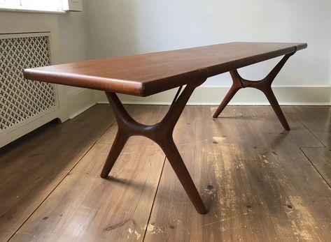 Dinner Tables Furniture, Mid 20th Century Furniture, Coffee Table Retro, 20th Century Furniture, Table Retro, Objects Art, Midcentury Modern Dining Table, Danish Coffee Table, Furniture Design Chair