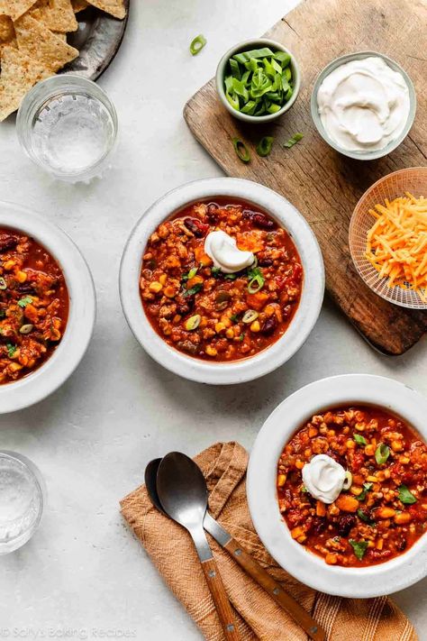 This is smoky and spiced sweet potato turkey chili, and it's as hearty and satisfying as it is flavorful! It comes together in the slow cooker with ground turkey, sweet potatoes, beans, a very generous dose of seasoning, and a little jalapeño heat. Recipe on sallysbakingaddiction.com Vegetarian Pumpkin Chili, Turkey Sweet Potato Chili, Chili Slow Cooker, Honey Teriyaki Chicken, Turkey Sweet Potato, Chicken Corn Soup, Slow Cooker Turkey Chili, Potato Chili, Meat Chili