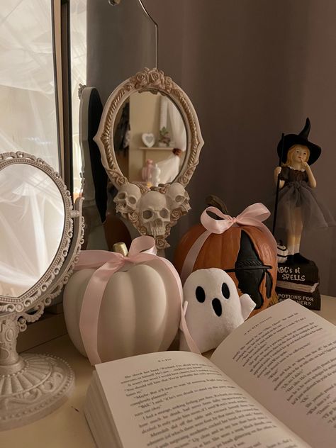 Fall Aesthetic Pictures, Autumn Room, Halloween Breakfast, Studera Motivation, Fall Room Decor, Halloween Bedroom, Fall Mood Board, Fall Bedroom, Pink Holiday