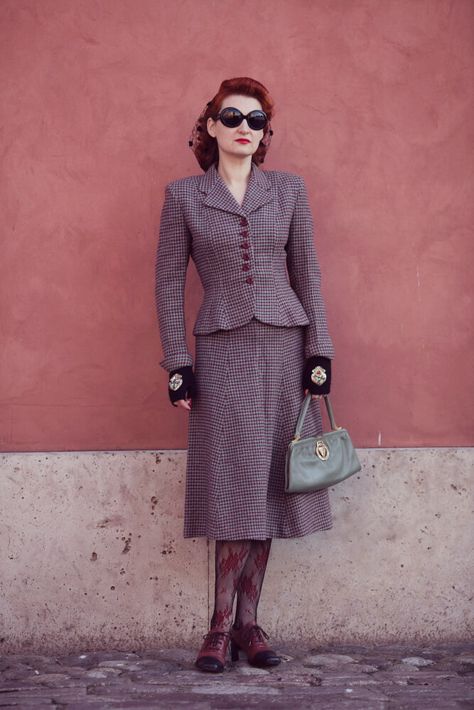 [MORE PICTURES ON THE BLOG] How to dress vintage when it's cold is a nagging question I've been trying to find an answer to, for the past few years and I believe I've finally got it! #vintagefashion #vintagesuit #1940ssuit #vintagegirl #wolfordtights #vintagestyle Vintage Office Outfit, 1940s Skirt, Vintage Armoire, Vintage Skirt Suit, Wolford Tights, 1950s Outfits, Vintage Styling, Vintage Suits, 1940s Fashion