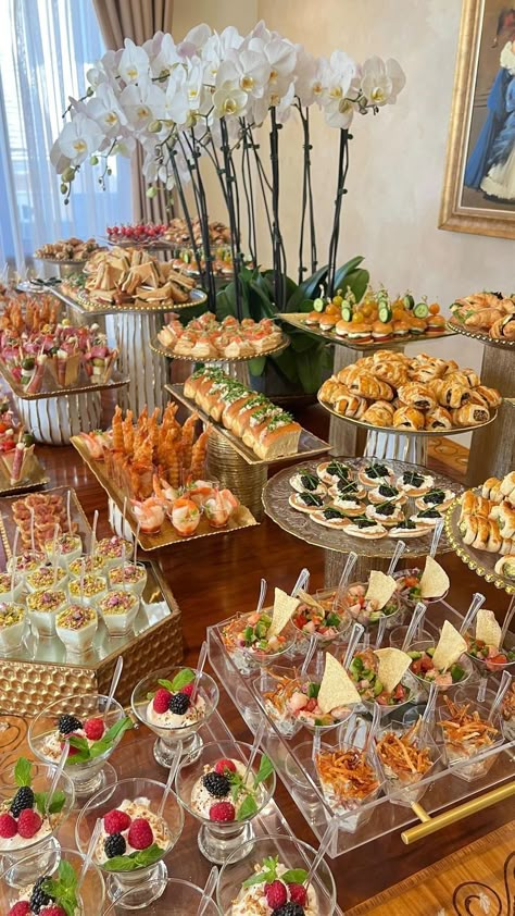 Catering Food Displays, Party Food Buffet, Catering Ideas Food, Food Buffet, Charcuterie Inspiration, Wedding Buffet, Party Food Platters, בר מצווה, Food Displays