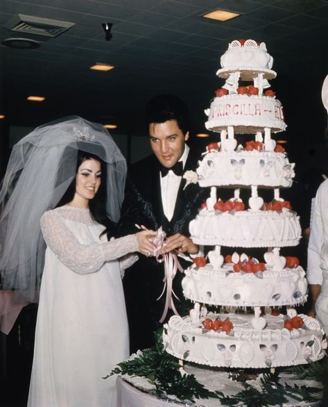 Elvis And Priscilla Wedding, Priscilla Presley Wedding, Priscilla Wedding, Fountain Wedding Cakes, Celebrity Wedding Photos, Old Hollywood Wedding, Celebrity Wedding Dresses, Hollywood Wedding, Elvis And Priscilla