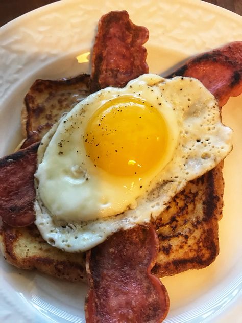 French Toast Topped With Bacon and A Fried Egg Bacon Eggs And Toast, Eggs Bacon Toast, French Eggs, Toast Bacon, Not Going Out, Breakfast Pictures, French Ideas, Eggs Breakfast, Bacon And Eggs