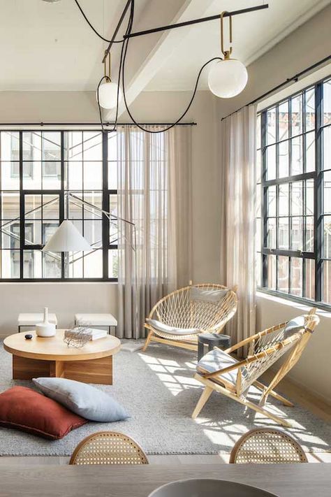 Parisian Modern Living Room, Rooftop Cabana, New York Loft Apartment, Luxury Loft Apartment, Factory Windows, Loft Flat, Brooklyn Loft, Minimalist Loft, Loft Apartment Decorating