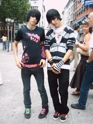 Emo boys Early 2000s Emo Fashion, 2000s Scene Fashion, Emo Fashion Men, Emo Boy Outfits, Scene Guys, Emo Pictures, Emo People, Scene Boys, 2000s Emo