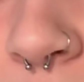 Septum Nostril Piercing, Septum Nostril, Cute Nose Piercings, Nostril Piercing, Piercing Inspo, Cool Ear Piercings, Pretty Ear Piercings, Face Piercings, Nose Piercings