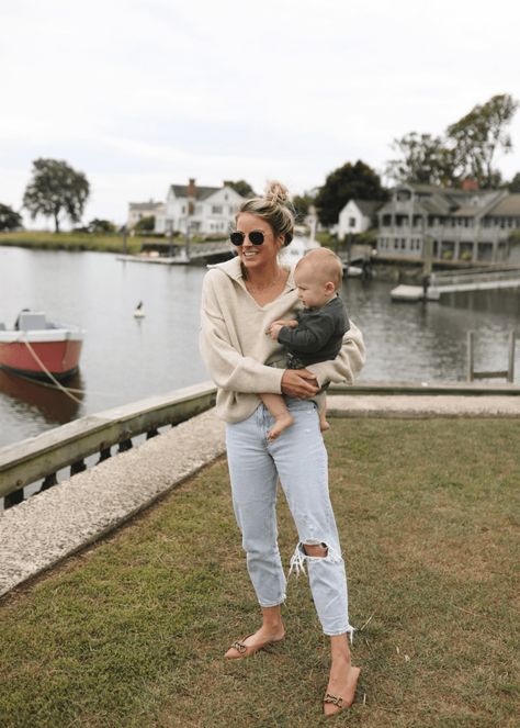 Nordstrom Beach Mom Style, Young Mum Fashion, Functional Mom Style, Trendy Mom Summer Outfits, Practical Mom Outfits, Beach Outfit Cool Weather, Boho Mum Style, Postpartum Beach Outfit, Fall Outfit Mom