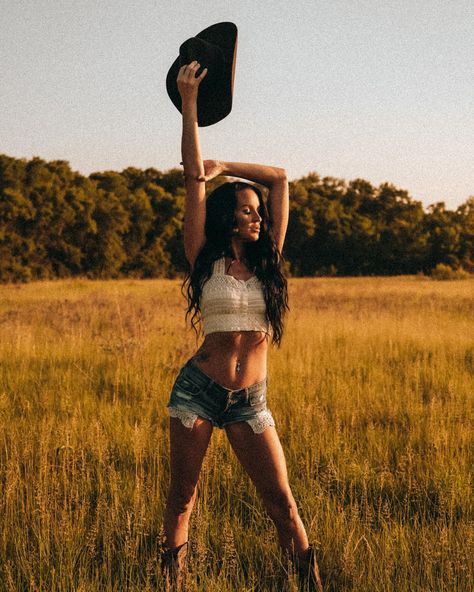 𝕸𝖆𝖓𝖎𝖋𝖊𝖘𝖙𝖎𝖓𝖌 🤎 . . Model @jayjay10bb @jayjaysunshine10 . . . #country #countrywestern #westernphotography #countryphotoshoot… | Instagram Western Photoshoot Ideas, Country Girl Aesthetic, Western Photo Shoots, Cowgirl Photography, Country Outfits Women, Cowgirl Photoshoot, Foto Cowgirl, Western Photoshoot, Western Photo