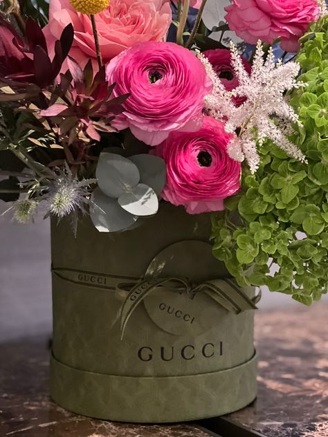 #gucci #guccidécor #flowers #flowerstagram #flowerslovers #aesthetic Gucci Garden Aesthetic, Gucci Flowers, Gucci Garden, Cocktail Wedding Reception, Garden Shower, Flowers Aesthetic, Cocktail Reception, Wedding Cocktail, Wedding Cocktails