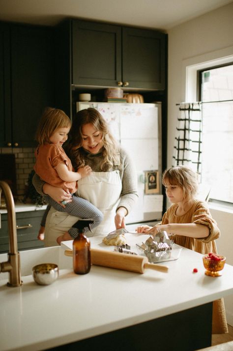 Aesthetic Gingerbread, Indoor Family Photography, Documentary Family Photography, Indoor Family, Family Baking, Motherhood Photography, Lifestyle Photography Family, Family Cooking, Family Kitchen