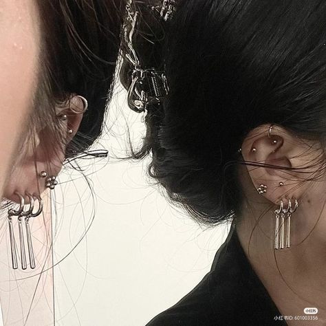 Minimalist Tattoo Ear, Grunge Ear Piercings, Trending Piercings, Tattoo Belly Button, Small Tattoos Cute, Tattoo Inspo Aesthetic, Piercings Minimalist, Tattoo Belly, Ušný Piercing