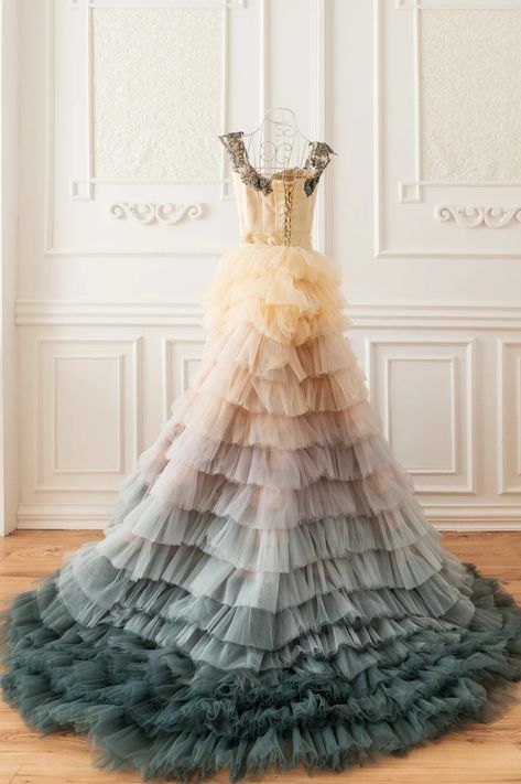 Tulle Photoshoot, Dip Dye Wedding Dress, Colorful Wedding Dress, Dye Wedding Dress, Dazzling Dresses, Champagne Wedding Dress, Tiered Wedding Dress, Ombre Wedding Dress, White Tulle Dress