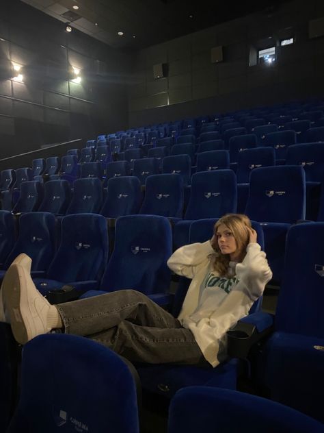 Looks Cinema, Cinema Date Outfit, Couples Cinema, Cinema Outfit, Movie Theater Aesthetic, Cinema Aesthetic, Cinema Idea, Cinema Date, Movie Date Outfits