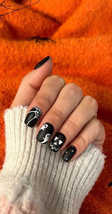 Matte Black Ghost Nails, Ghost Square Nails, Black And White Ghost Nails, Black And White Spooky Nails, Black And White Nails Halloween, Black White Halloween Nails, Spooky Short Nails, Short Halloween Nails Gel, Black Ghost Nails