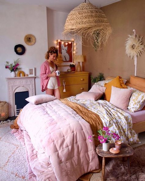 Pink Moroccan Bedroom, Earthy Pink Bedroom, Colorful Adult Bedroom, Colourful Boho Bedroom, Colourful Bedroom Ideas, Colourful Bedrooms, Pink Boho Bedroom, Bedroom Colourful, Boho Rooms