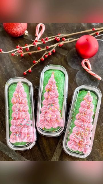 Christmas Cake Sale Ideas, Pastel Christmas Desserts, Loaf Cake Christmas, Christmas Cake Slices, Tin Cakes Design, Mini Cake Tins Christmas, Christmas Mini Cakes Decorating, Mini Christmas Cake Decorating Ideas, Mini Loaf Pan Cakes Christmas