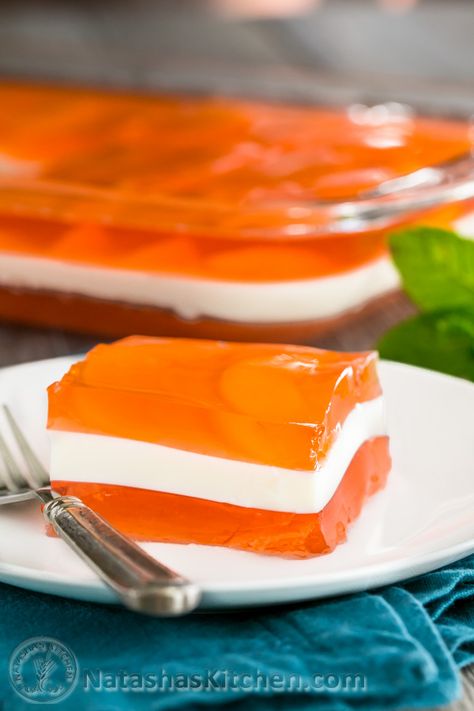 Peaches and Cream Layered Jello Recipe (with great video tutorial!) @natashaskitchen Layered Jello Recipe, Jello Pudding Desserts, Jello Deserts, Cream Jello, Peach Jello, Jello Mold Recipes, Jello Recipe, Jello Salads, Layered Jello