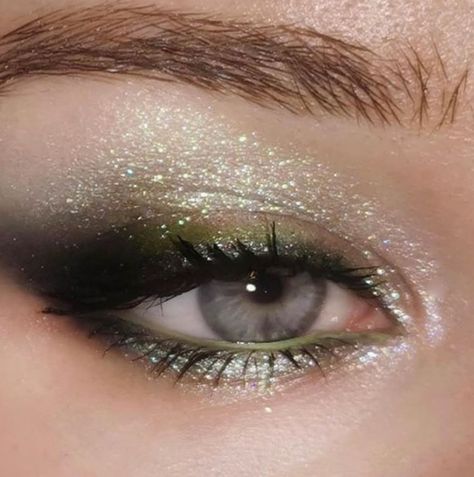 Make Up Ideas For Green Eyes, Edgy Eyeliner, Stylish Eyeliner, Green Eyeshadow Makeup, Green Dress Makeup, Eyeliner Tutorials, Green Eyeshadow Look, Eyeshadow For Green Eyes, Eyeliner Techniques