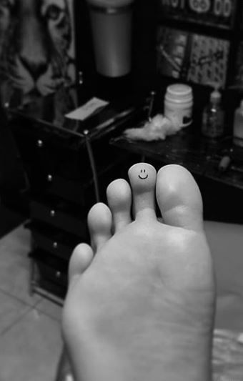 Mutterschaft Tattoos, Toe Tattoos, Stick Poke Tattoo, Cute Simple Tattoos, Tattoo Me, Hidden Tattoos, Bff Tattoos, Tattoos Geometric, Cute Little Tattoos