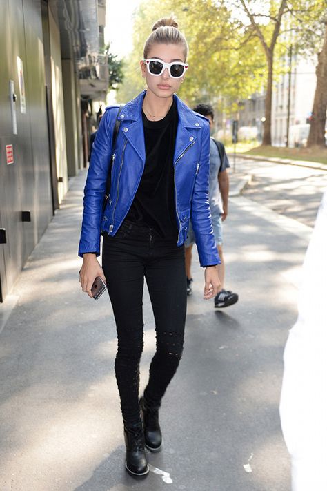 Hailey Baldwin in an electric blue leather jacket, sweater and a pair of ankle boots Blue Leather Jacket Outfit, Leather Jacket Outfit Ideas, Jacket Outfit Ideas, Leather Jacket Outfit, Blue Leather Jacket, Perfect Fall Outfit, Model Street Style, Leather Jacket Outfits, Jacket Outfit