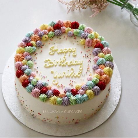 Birthday cake decoration Tårta Design, Creative Cake Decorating, Easy Cake Decorating, Cake Decorating Designs, Pretty Birthday Cakes, Birthday Cake Decorating, Rainbow Cake, Fancy Cakes, Cake Decorating Tips