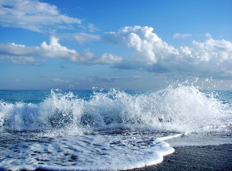 Blue Sky Photography, Ocean At Night, Waves Photos, Beautiful Beach Pictures, Ship Boat, Seascape Photography, Ocean Spray, Ocean Shores, Ocean Pictures