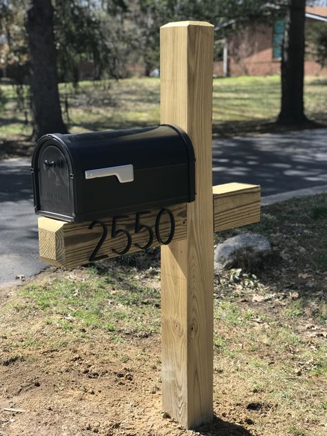 6x6 notched mailbox post Farmhouse Mailboxes, Mailbox Installation, Rustic Mailboxes, Mailbox Planter, Mailbox Garden, Mailbox Makeover, Wooden Mailbox, Large Mailbox, Mailbox Landscaping