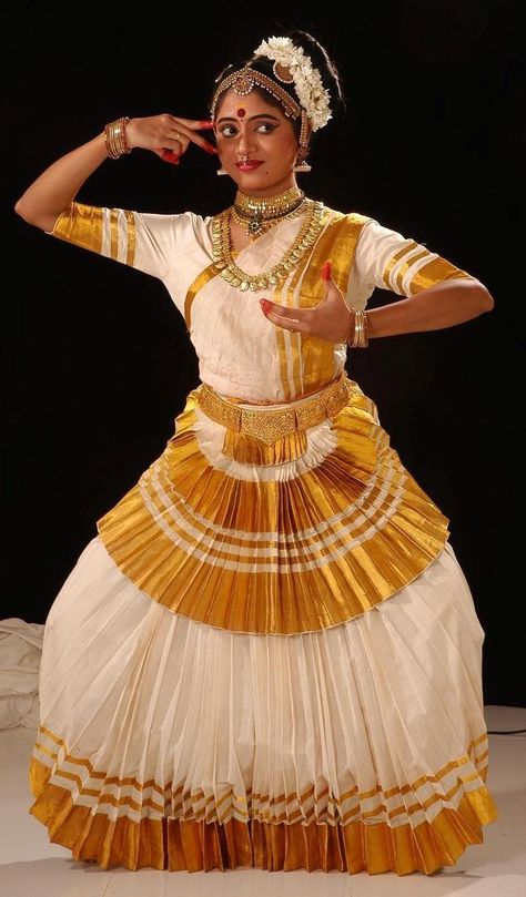 Mohiniyattam Dance, Fancy Dress Costume Ideas, Dress Costume Ideas, Bharatanatyam Costume, Indian Classical Dancer, Bharatanatyam Poses, Dance Of India, Indian Classical Music, Indian Classical Dance