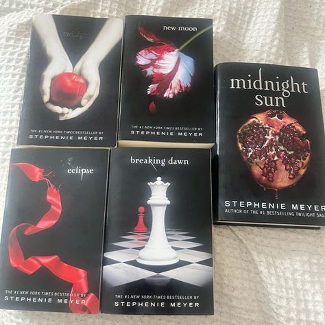 Twilight series, all 5 books included, perfect condition. New Moon Eclipse, Twilight Saga Books, Twilight Book, Twilight New Moon, Moon Eclipse, Unread Books, Book Annotation, Dream Book, Book Names