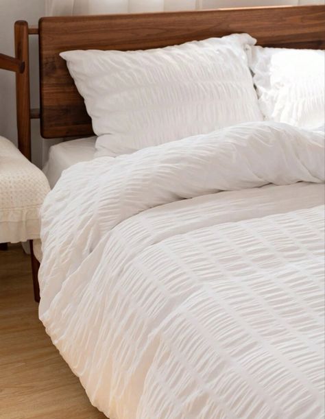 White Comforter Bedroom, White Bedspreads, White Bed Set, White Duvet Cover, Simple Bedroom Design, Beige Bed, White Comforter, White Duvet Covers, White Duvet