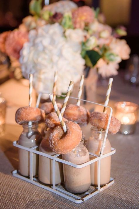 Wedding Favors Food, Wedding Decor Trends, Donut Bar Wedding, Donut Wedding, Food Wedding Favors, Wedding Snacks, Wedding Donuts, Wedding Cake Alternatives, Donut Bar