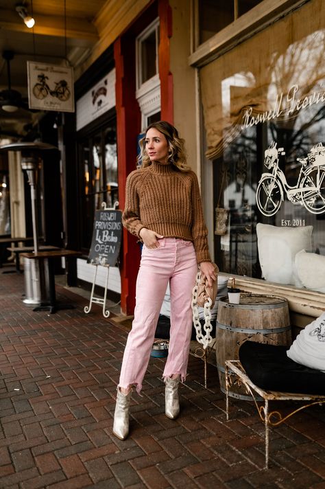 Pink Cords Outfit, Outfits With Light Pink Jeans, How To Wear Pink In The Fall, Pink Pants Winter Outfit, Pink Jeans Outfit Winter, Light Pink Jeans Outfit, Pink Corduroy Pants Outfit, Pink Jeans Outfit, Pink Pants Outfit