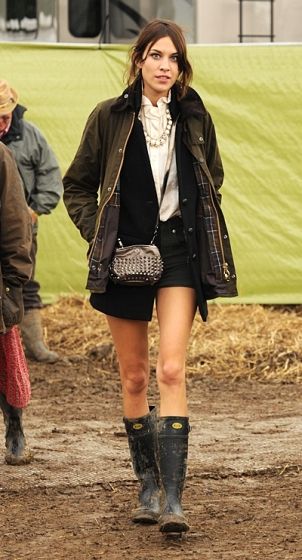 Gumboots + Pearls perfectly pulled off! Alexa Chung Festival, Barbour Style, Alexa Chung Style, Look Festival, Barbour Jacket, Kate Bosworth, Estilo Preppy, Alexa Chung, Festival Outfit