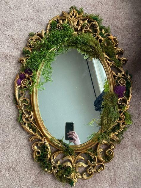 Green Plant Moss DIY Thrift Purple Gold Mirror Green And Gold Room Ideas, Purple And Gold Apartment Decor, Diy Cottagecore Mirror, Moss Bookshelf, Moss On Mirror, Fairy Mirror Aesthetic, Diy Plant Mirror, Fairy Portal Mirror, Moss Room Aesthetic