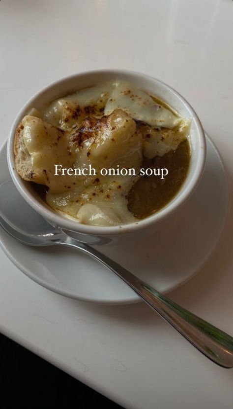 French Onion Soup Aesthetic, Soup Fall, Comfy Food, Winter Lunch, Sweets Photo, Breakfast Soup, Food Coma, Winter Soups, Girl Dinner