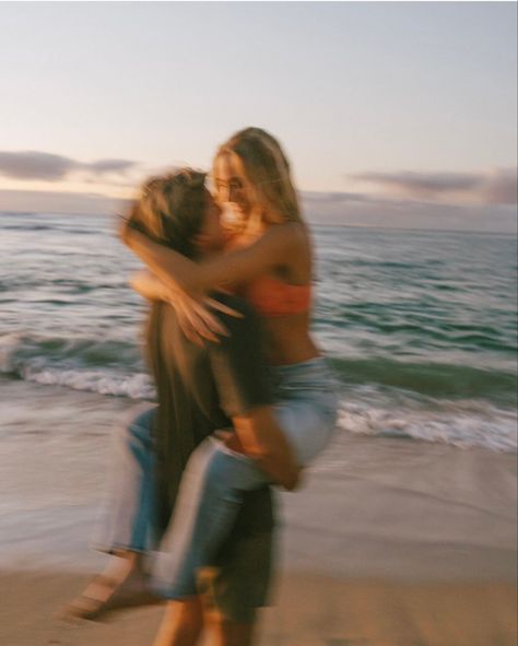 Outer Banks Couple Aesthetic, Photos To Recreate With Boyfriend Funny, First Love Aesthetic Pictures, Beach Love Aesthetic, Beachy Couple, Aesthetic Romantic Couple, Couple Vacation Pictures, Couple Beach Poses, Poses Reference Photo