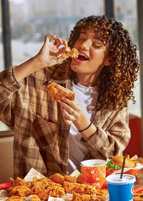 Eating Wings Photoshoot, Fried Chicken Photoshoot, Hamburger Photoshoot, Ice Cream Parlor Photoshoot, In N Out Burger Photoshoot, Retro Burger Photoshoot, Chicken Wings Aesthetic, Fried Chicken Photography, Burger Eating Photography