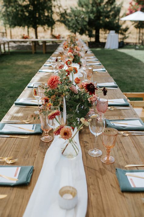 Farm Table Wedding, Long Table Wedding, Rustic Summer Wedding, Wedding Themes Summer, Rustic Wedding Table, Boda Mexicana, Wedding Party Ideas, Wedding Table Flowers, Wedding Flowers Summer