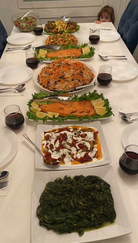 Essen, Persian Dinner Party, Afghan Dinner, Afghani Food, Afghanistan Food, Afghan Food, Afghan Food Recipes, Fruit Platter Designs, Party Food Platters