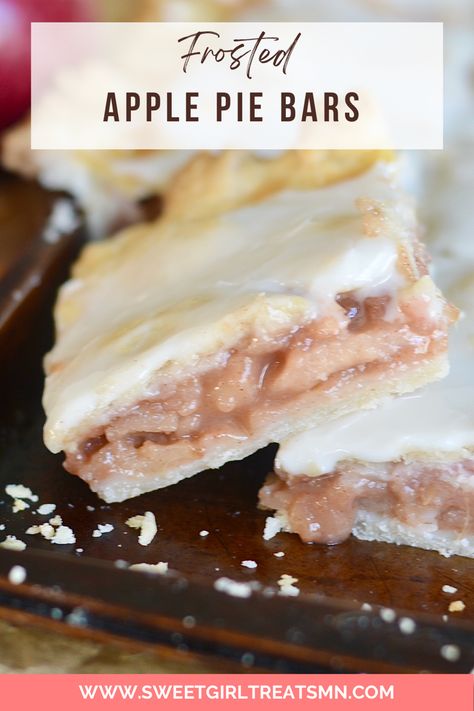 Pie For A Crowd, Apple Pie Bars Recipe, Dessert Bars Recipes Easy, Apple Cake Recipe Easy, Powdered Sugar Glaze, Apple Pie Bars, Pie Bar Recipes, Apple Bars, Best Apple Pie