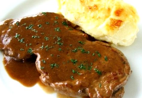 Want a rich, creamy topping for your steak and veggies? Check out this super simple recipe for diane sauce that the family is bound to enjoy! Sauce Diane, Steak Diane Sauce, Diane Sauce, Steak Diane Recipe, Sauce For Steak, Potato Gratin Recipe, Steak Diane, Easy Steak, Potato Gratin