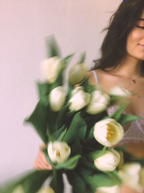 Photos With Flowers Ideas, Girl With Bouquet Of Flowers Aesthetic, Spring Self Portraits, Tulip Photoshoot Photo Ideas, Instagram Pictures With Flowers, Girl With Flowers Aesthetic, Flower Photoshoot Aesthetic, Tulip Photoshoot, Blond Makeup