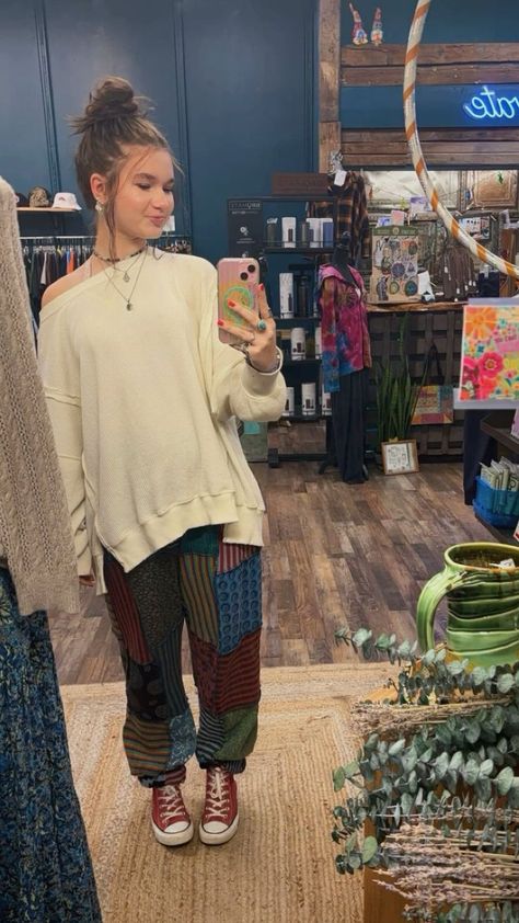 Cozy Earthy Outfits, Cold Hippie Outfits, Autumn Hippie Outfits, Granola Hippie Outfit, Boho Granola Style, Hippie Alternative Style, Hippie Granola Outfits, Winter Boho Outfits Cold, Comfy Hippie Outfit