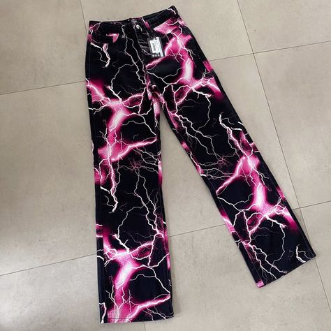 Hand Painted Denim Pants, Lightning Jeans Diy, Ideas Para Pintar Pantalones, Diy Pants Paint, Diy Pants Jeans, Custom Pants Paint, Bleach Pants Ideas, Painted Pants Idea, Custom Pants Ideas