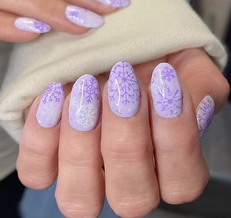 Winter Nails Purple Lavender, Purple Winter Nail Ideas, Lavender Winter Nails, Lavender Christmas Nails, Christmas Purple Nails, Purple Xmas Nails, Purple Snowflake Nails, Purple Christmas Nail Designs, Purple Holiday Nails