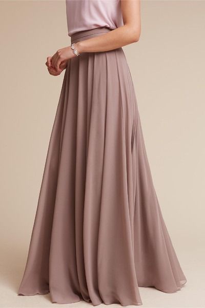 Two-piece bridesmaid dress idea - mauve bridesmaids skirt. Style BHLDN Hampton Skirt. Get more bridesmaids inspiration by @bhldn on @weddingwire! Bridesmaid Separates, Lakaran Fesyen, Shower Outfits, Long Skirt Outfits, Bridal Shower Outfit, Maxi Outfits, Salwar Kamiz, Mode Hijab, Ladies Dress Design