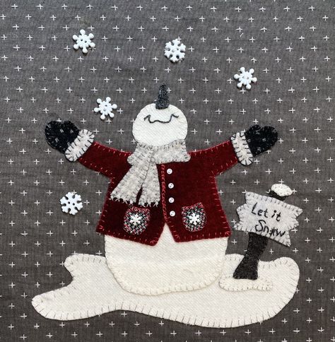 Snow Much Joy Stitch a long bock of the month snowman quilt Wool Applique Kits, Snowman Quilt, Wool Felt Projects, Wool Applique Patterns, Wool Quilts, Felt Christmas Decorations, Bird Quilt, Applique Quilt, Applique Kit