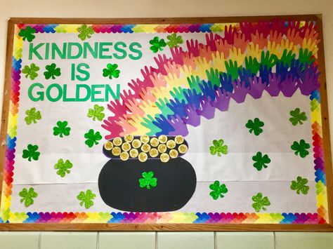 St Patrick's day bulletin board Saint Patricks Day Bulletin Board Ideas, March Bulletin Board Ideas, Bulletin Board Preschool, Preschool Door Decorations, St Patrick's Day Bulletin Board, Sant Patrick, Rainbow Bulletin Boards, Preschool Door, March Bulletin Board