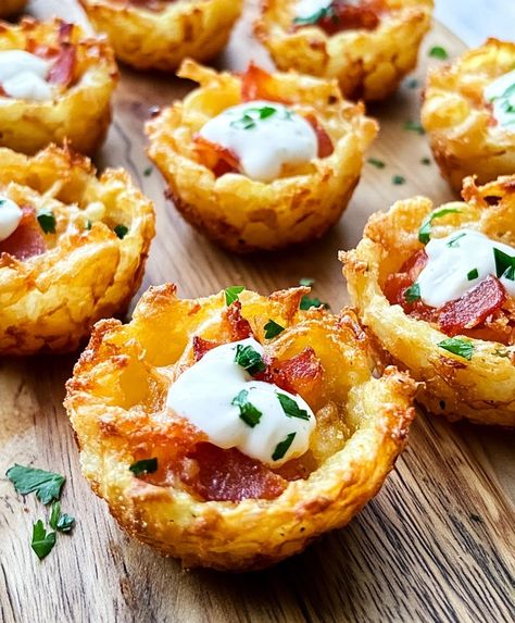 Tater Tot Appetizer Cups Recipe Tater Tot Cups Recipes, Tator Tot Muffin Cups, Tator Tots Recipes Side Dishes, Tater Tot Appetizer Recipes, Tater Tot Cups, Tator Tot Recipe, Tater Tot Appetizers, Appetizers For Party Easy, Hash Brown Cups