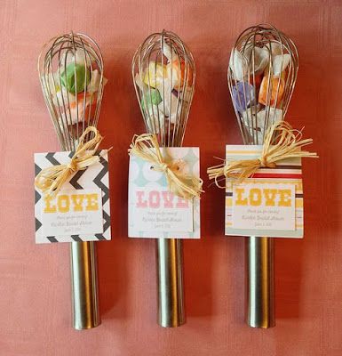 look at these ideas to give at your shower day Bridal Shower Kitchen Theme, Bridal Shower Prizes, Kitchen Bridal Shower, Shower Prizes, Bridal Shower Planning, Baking Party, Bridal Shower Brunch, Wedding Shower Ideas, Bridal Shower Rustic